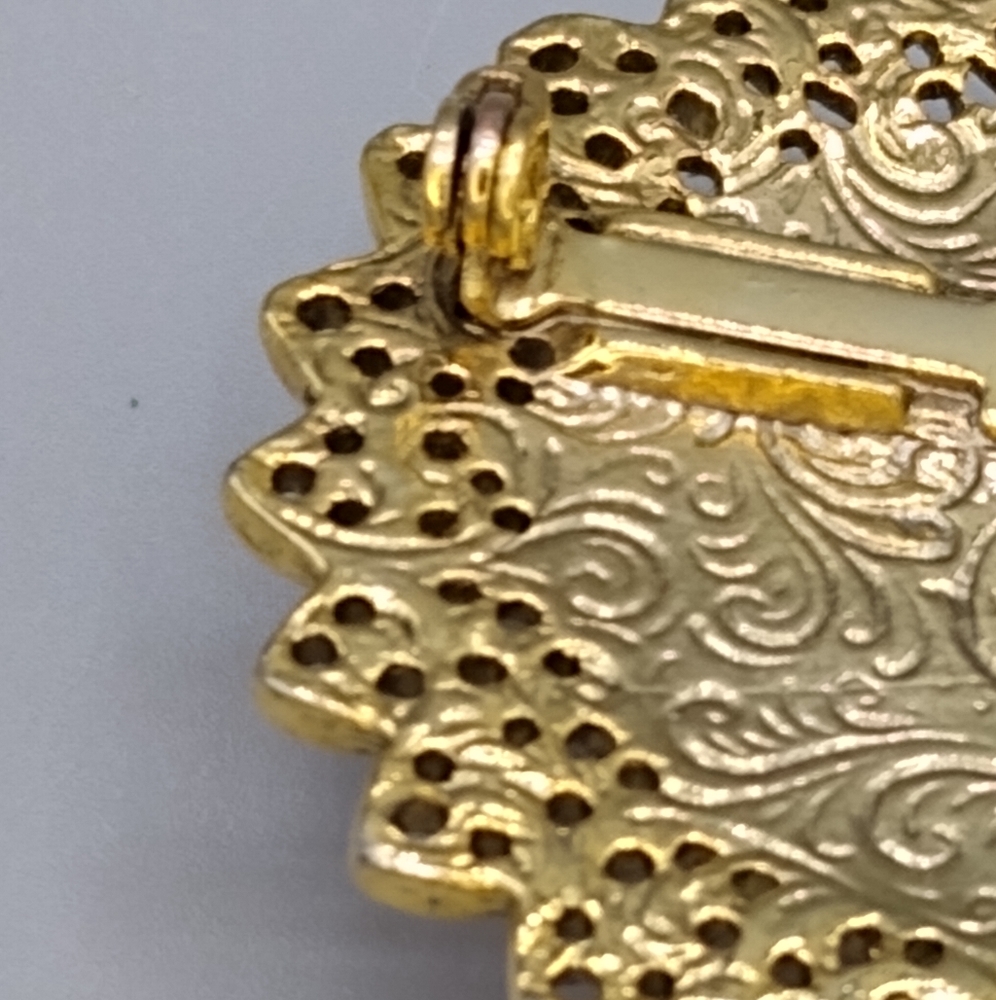Red White Lucite Cabochon Gold tone Filigree Set of 2 Brooches Pin Vintage - Picture 13 of 16
